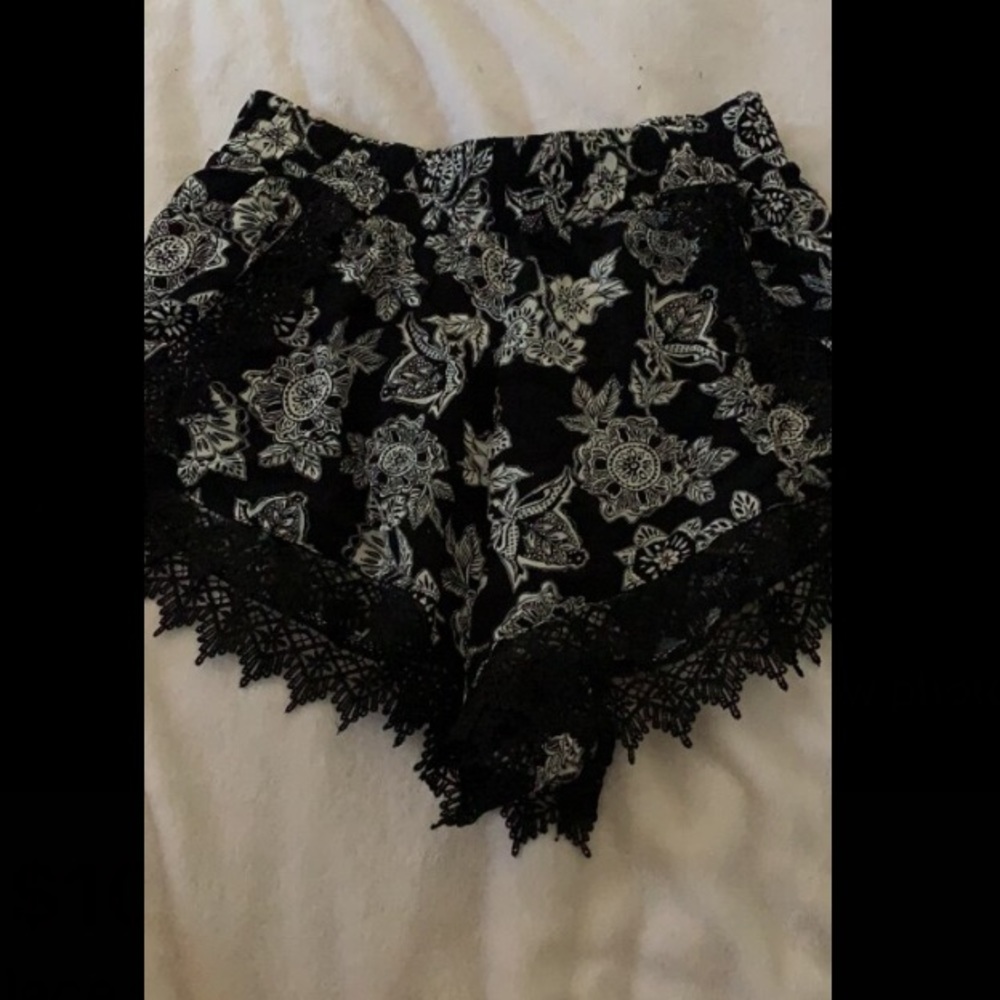 Loose lace shorts